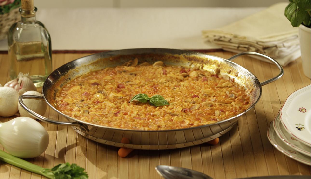 Paella de arroz con pollo y tomate
