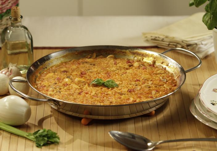 Paella de arroz con pollo y tomate