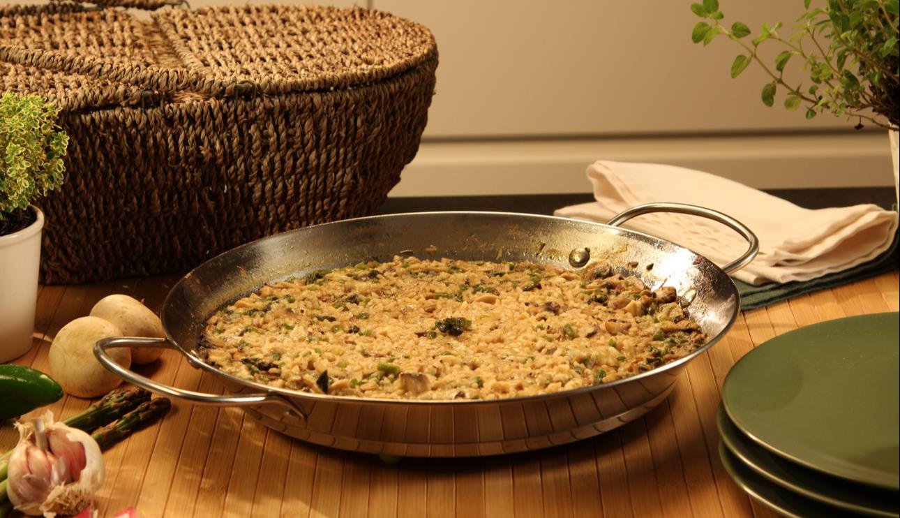 Paella de arroz con verduras y parmesano