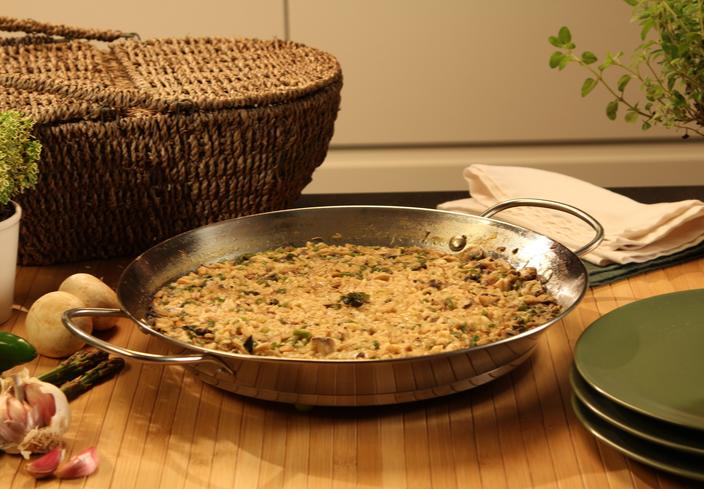 Paella de arroz con verduras y parmesano