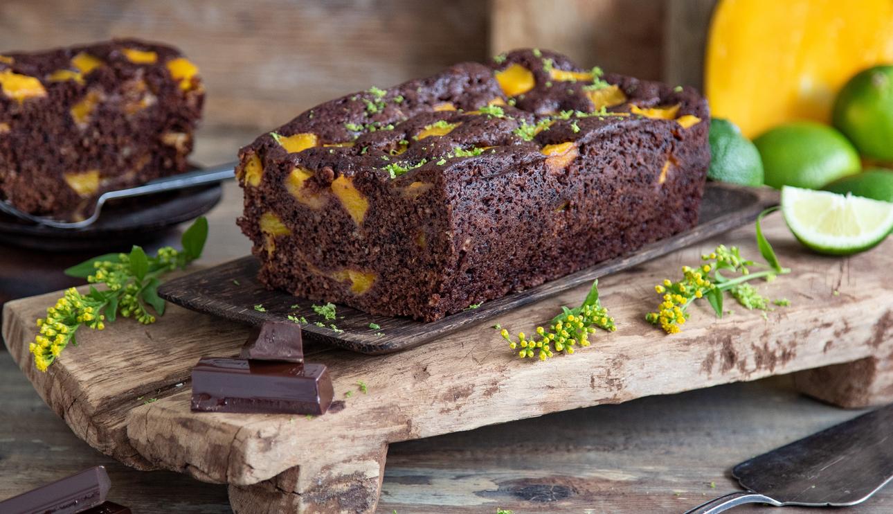 Bizcocho de chocolate con mango y lima al microondas