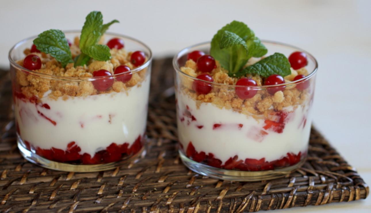 Copas de yogur y fresas con crumble