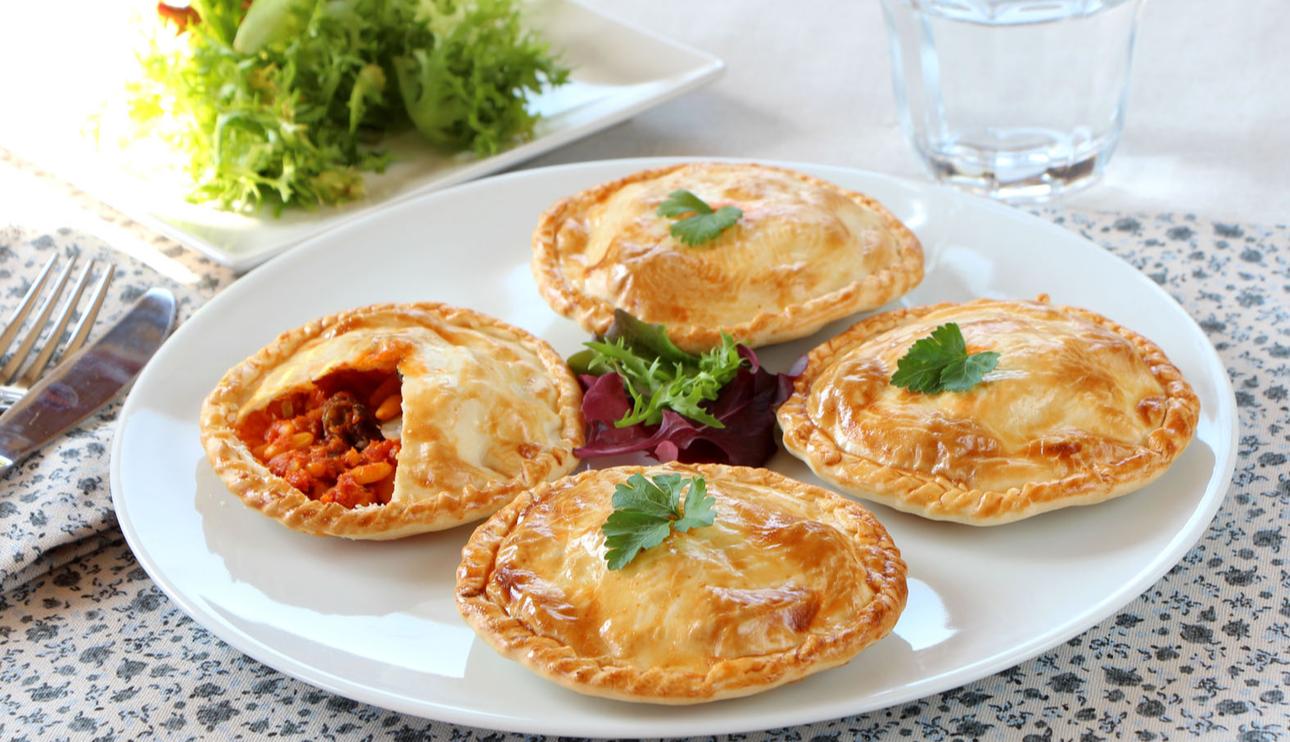 Mini pastelitos con obleas de empanadillas rellenos de bacalao y tomate al curry