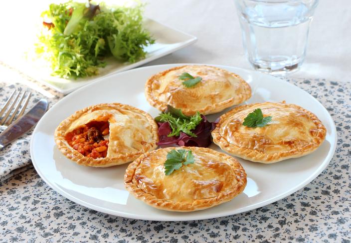 Mini pastelitos con obleas de empanadillas rellenos de bacalao y tomate al curry