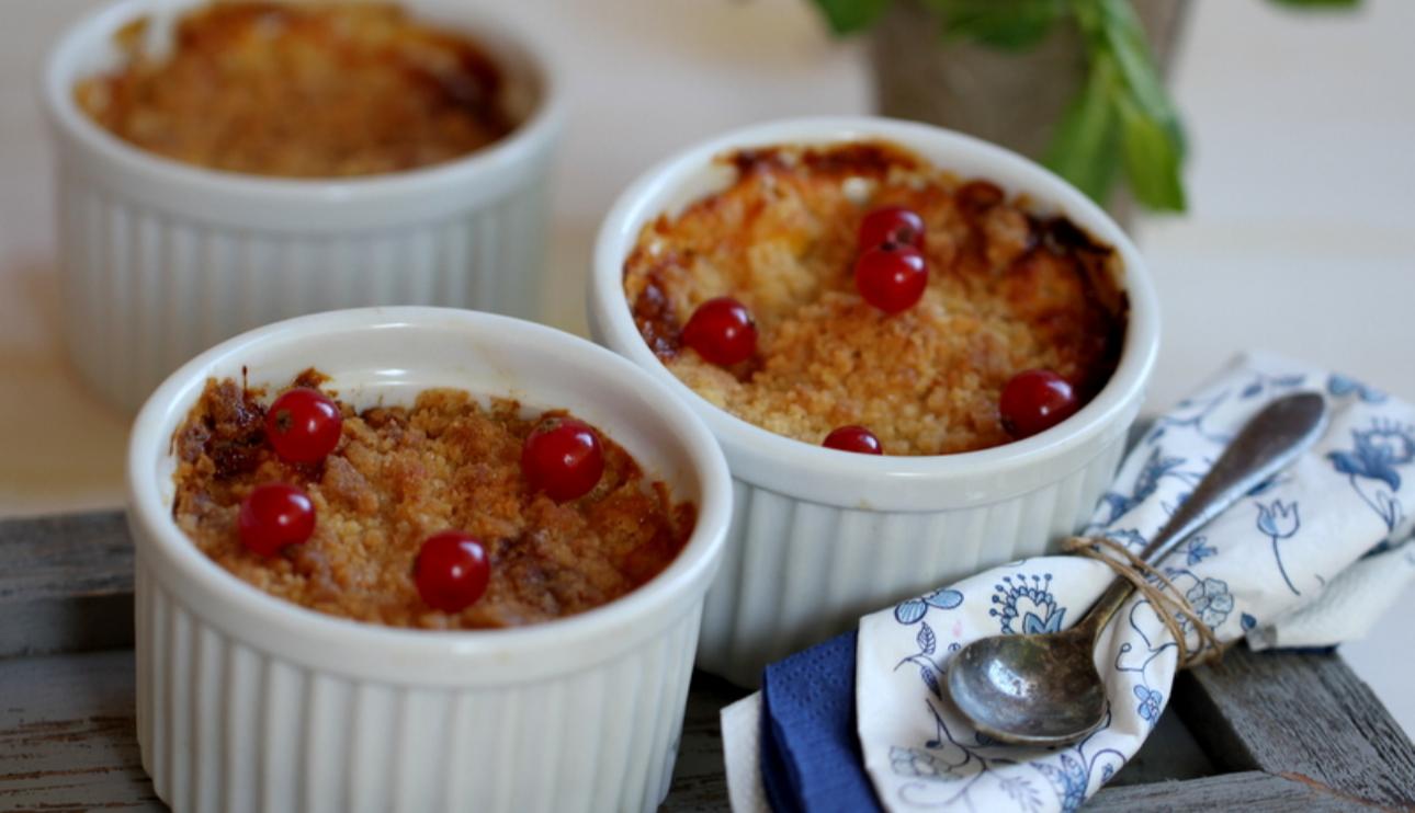 Crumble de pera, plátano y mango