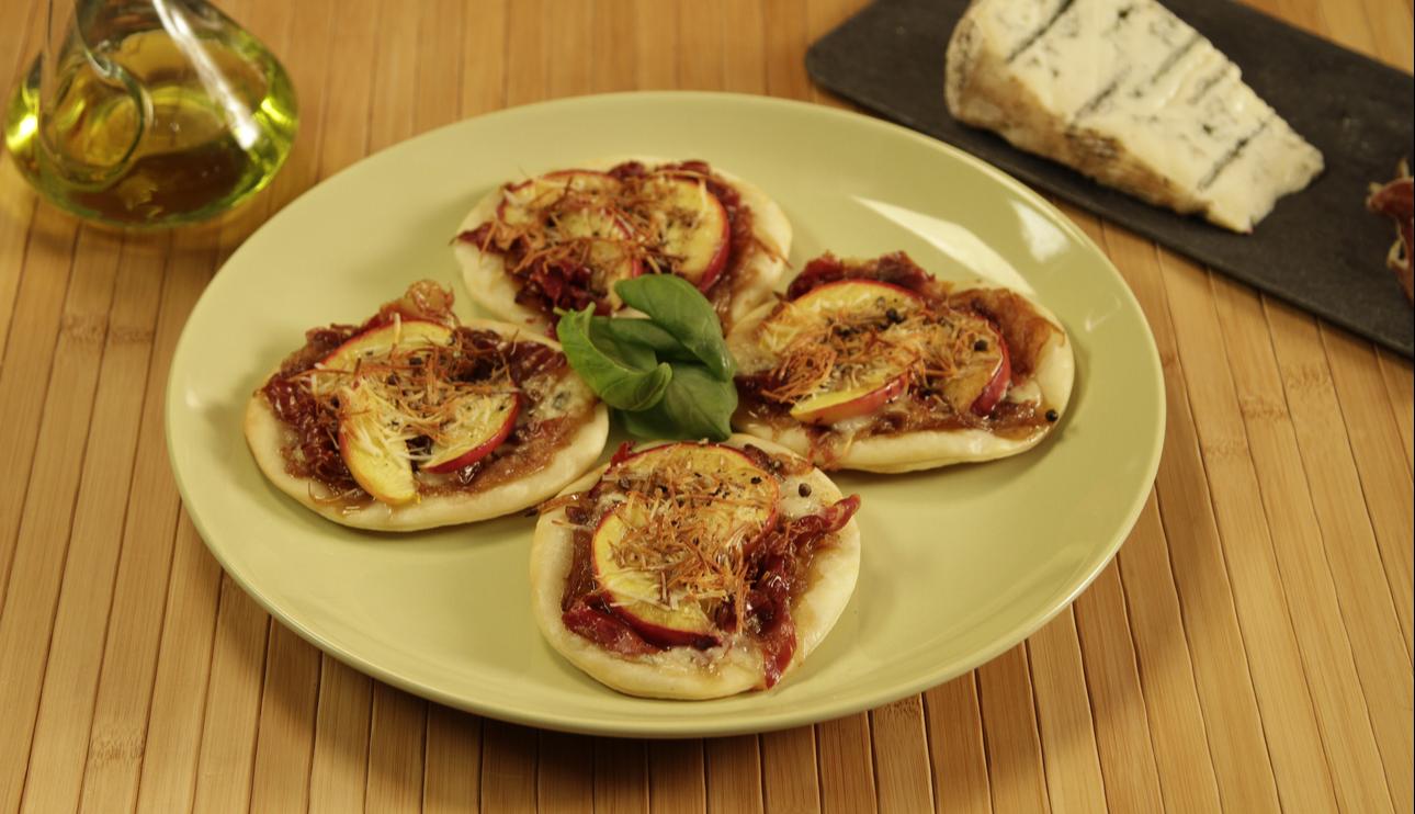 Minipizza de gorgonzola, jamón y nectarinas