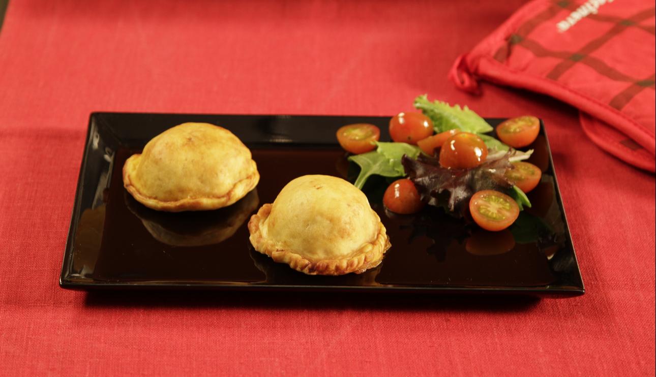 Empanadas de hamburguesa con queso y tomate