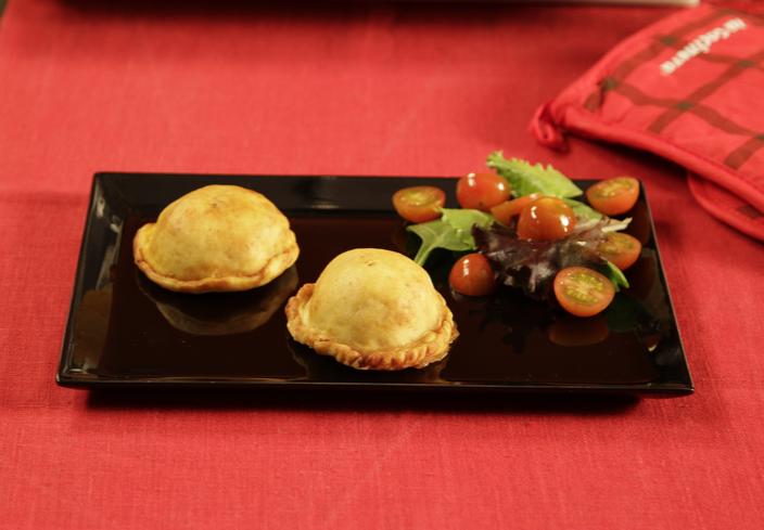 Empanadas de hamburguesa con queso y tomate