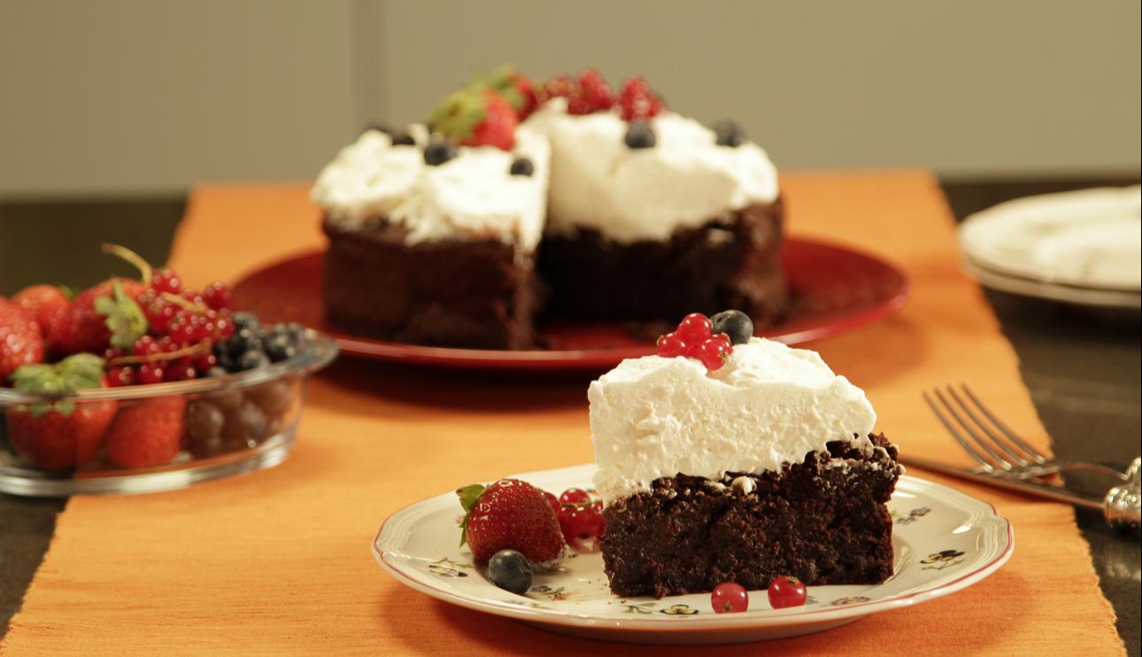 Tarta fudge con crema chantilly