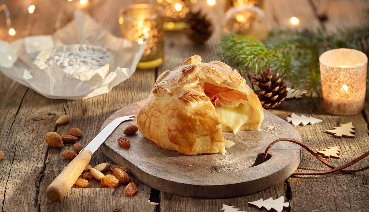 Aperitivo de hojaldre relleno de queso camembert y jamón