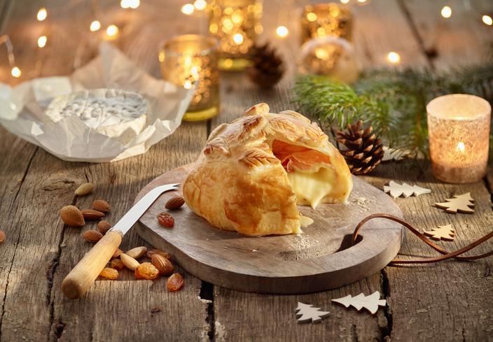 Aperitivo de hojaldre relleno de queso camembert y jamón