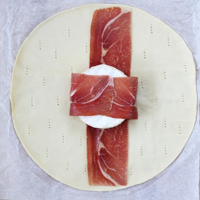 Aperitivo de hojaldre relleno de queso camembert y jamón