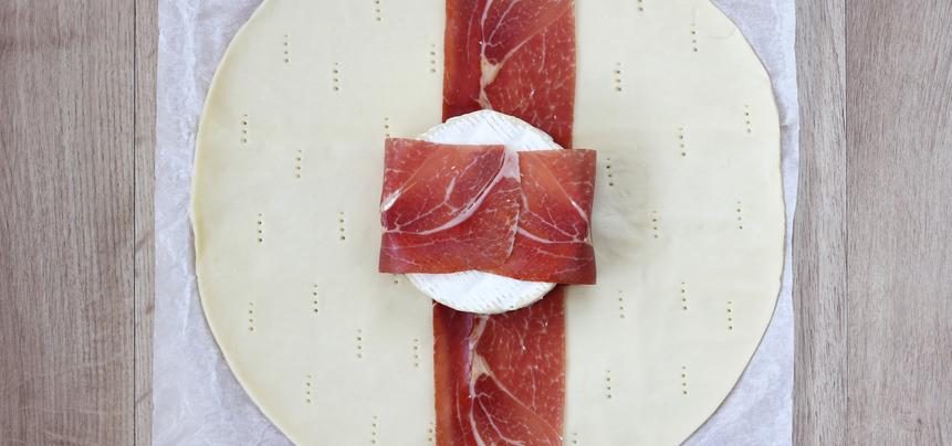 Aperitivo de hojaldre relleno de queso camembert y jamón