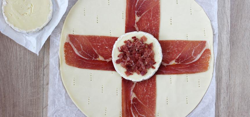 Aperitivo de hojaldre relleno de queso camembert y jamón