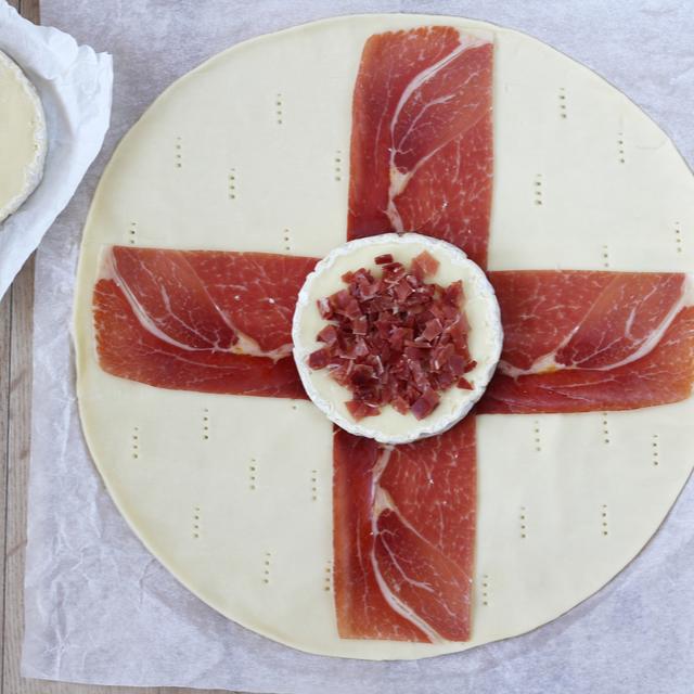 Aperitivo de hojaldre relleno de queso camembert y jamón