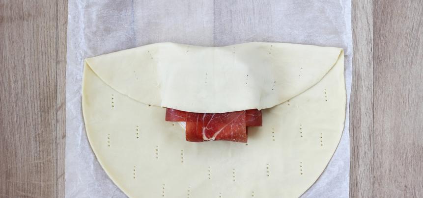 Aperitivo de hojaldre relleno de queso camembert y jamón