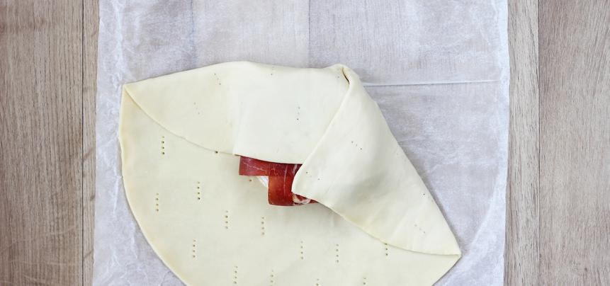 Aperitivo de hojaldre relleno de queso camembert y jamón