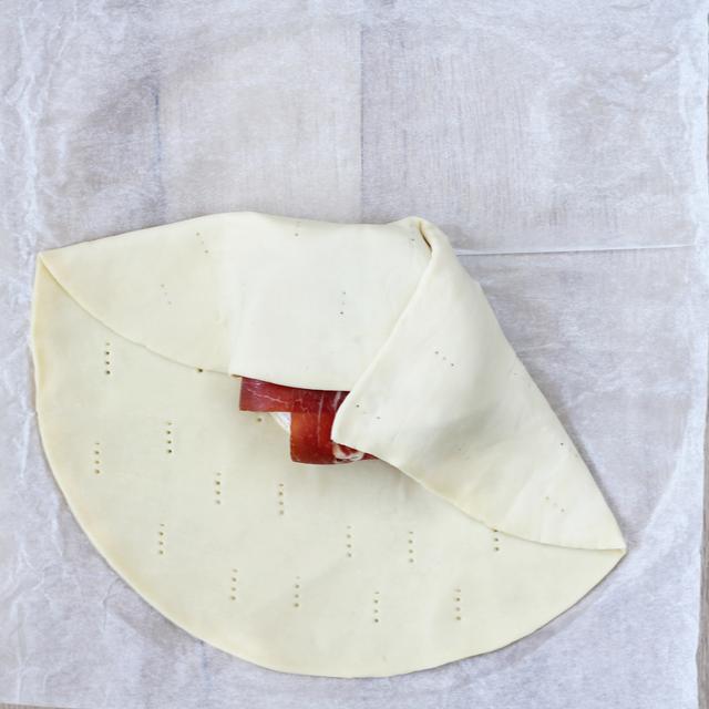 Aperitivo de hojaldre relleno de queso camembert y jamón