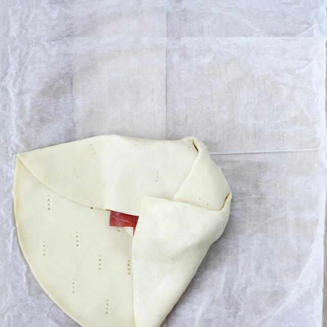 Aperitivo de hojaldre relleno de queso camembert y jamón