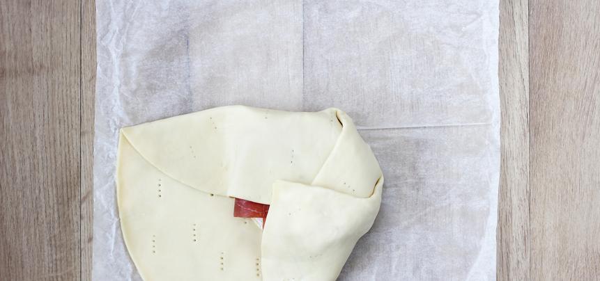 Aperitivo de hojaldre relleno de queso camembert y jamón