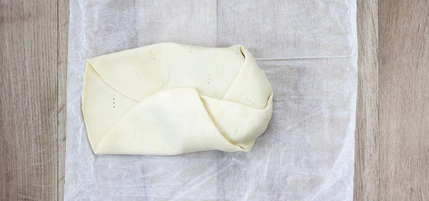 Aperitivo de hojaldre relleno de queso camembert y jamón