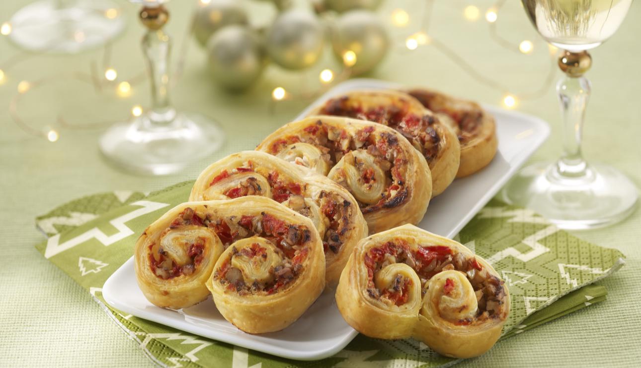 Palmeritas de hojaldre saladas con pimiento rojo, nueces y queso de cabra