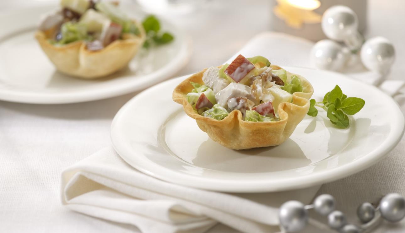 Tartaletas saladas frías rellenas de ensalada de pollo