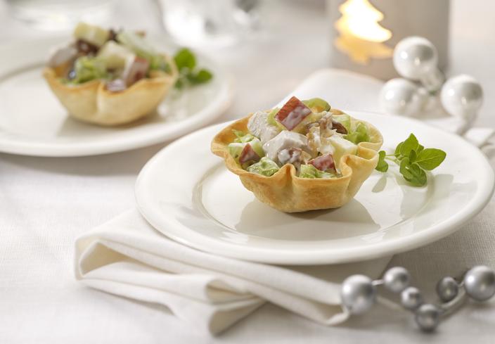 Tartaletas saladas frías rellenas de ensalada de pollo