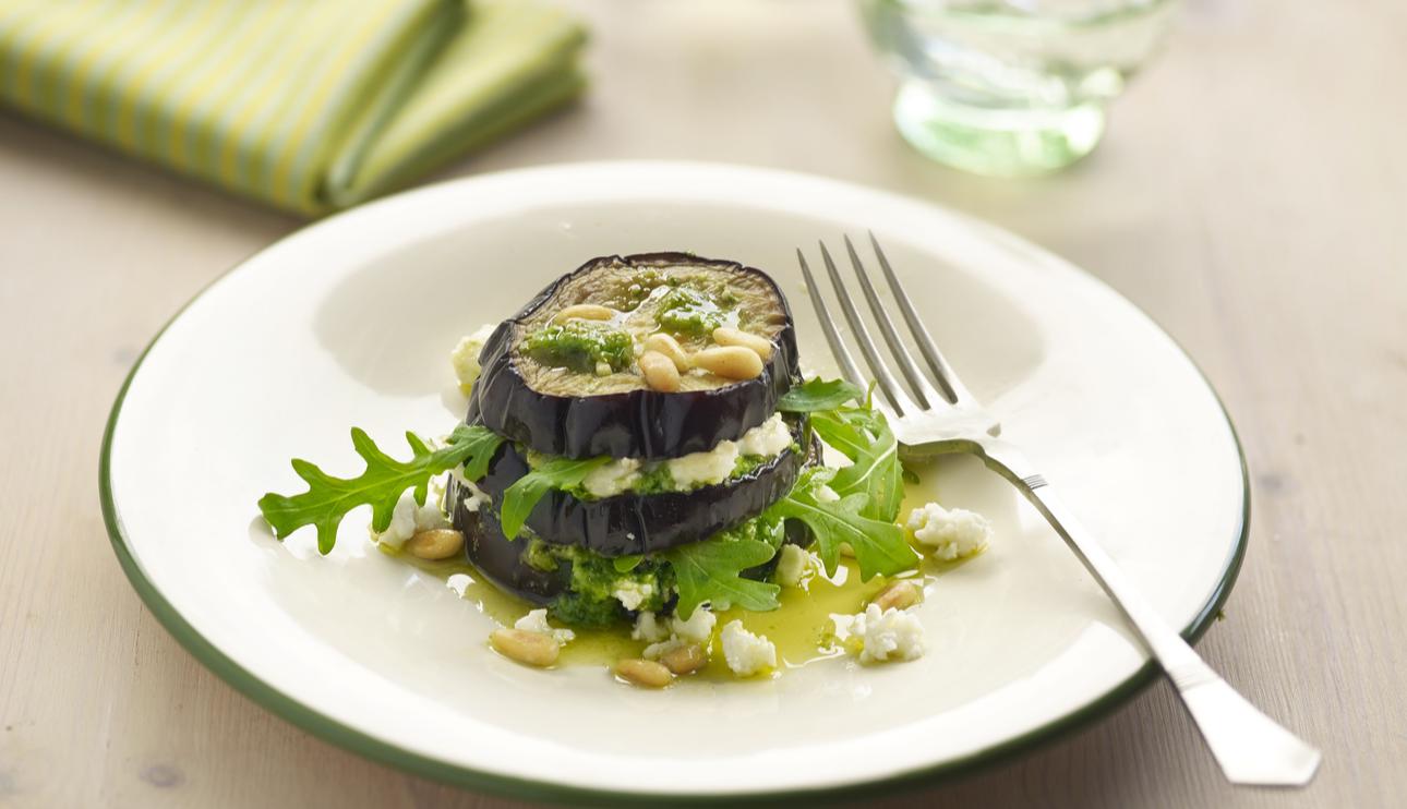 Ensalada de berenjenas y pesto con queso de cabra