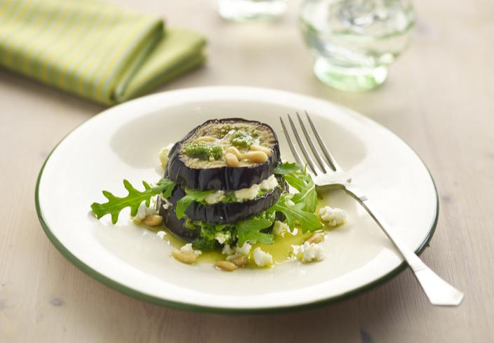 Ensalada de berenjenas y pesto con queso de cabra
