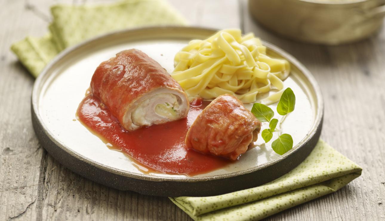 Rollitos de pavo con queso y salsa de tomate