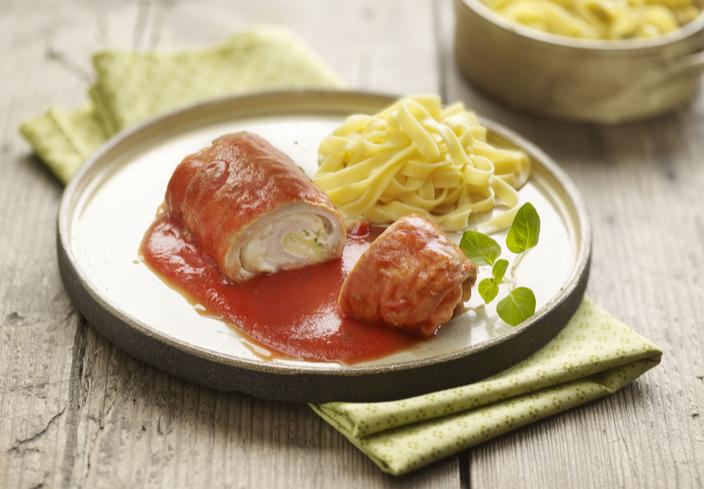 Rollitos de pavo con queso y salsa de tomate
