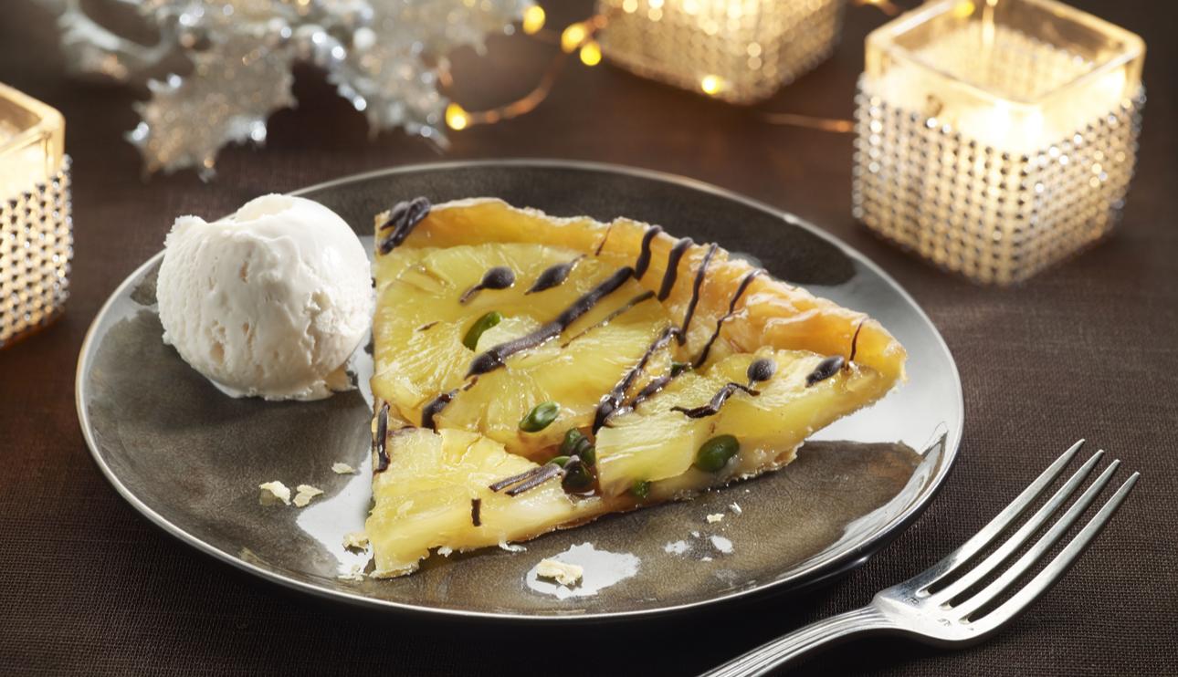 Tarta tatín de piña con pistachos y chocolate