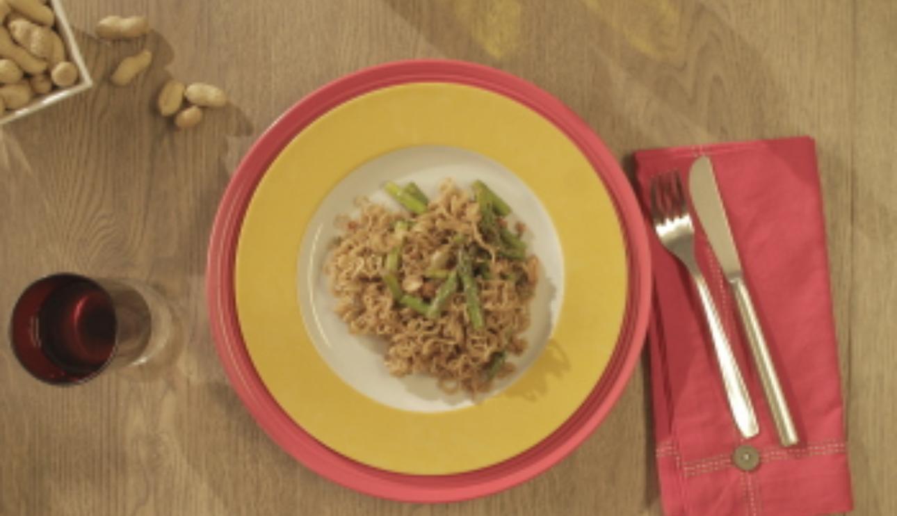 Fideos orientales con espárragos y cacahuetes