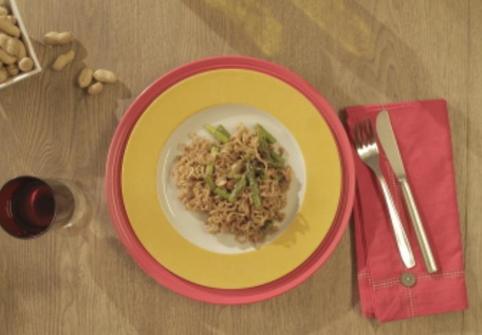 Fideos orientales con espárragos y cacahuetes