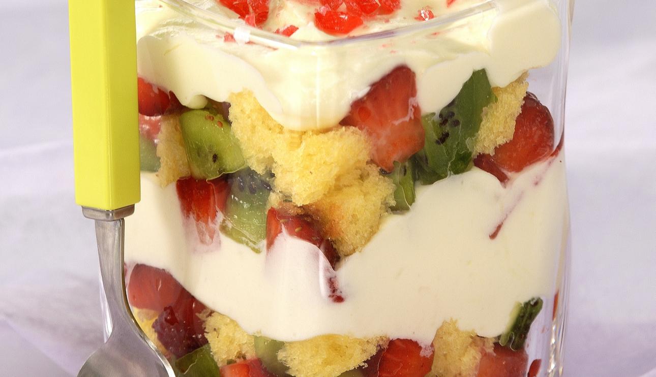 Triffle de fresas y kiwis al chocolate blanco