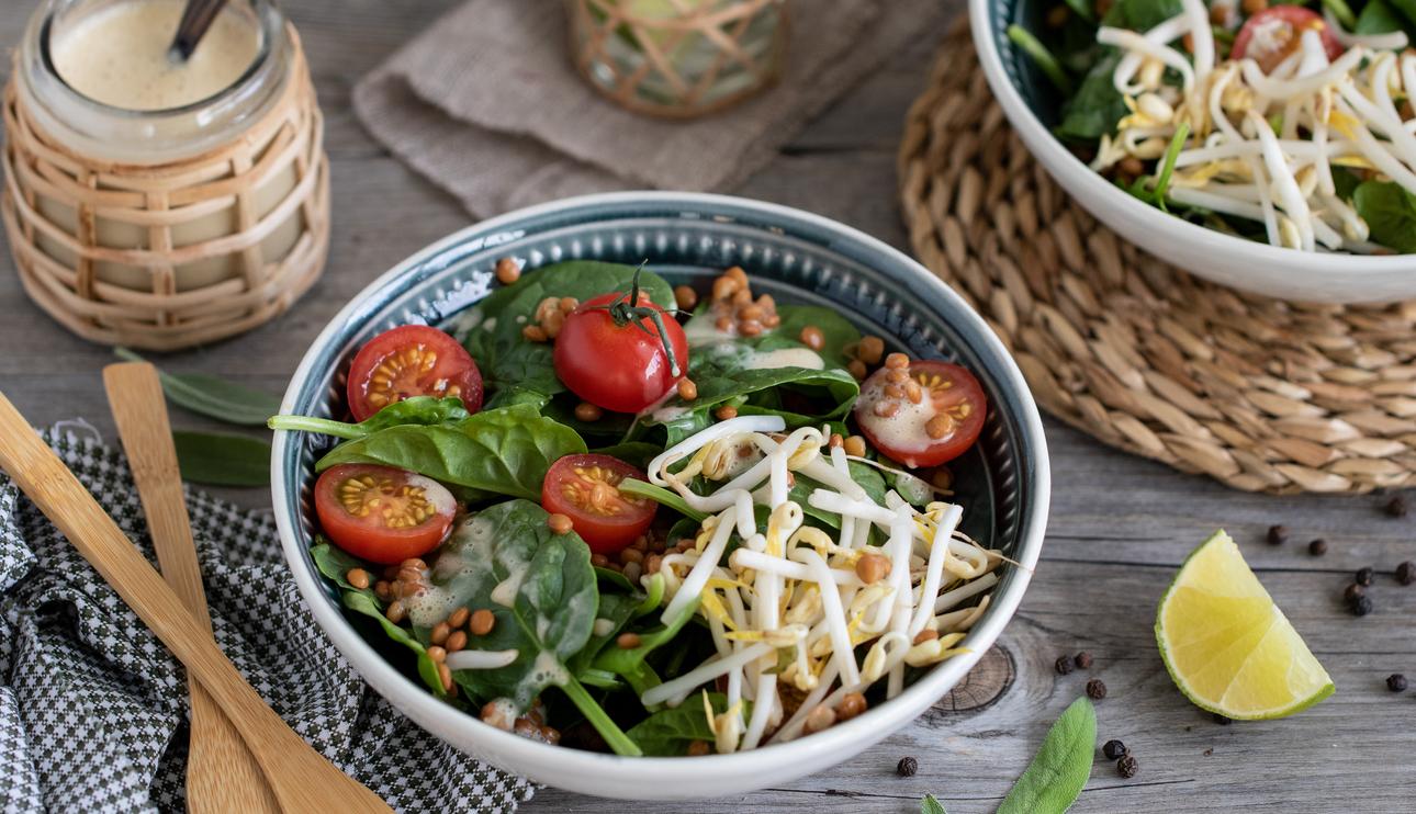 Ensalada de lentejas y soja con salsa de yogur