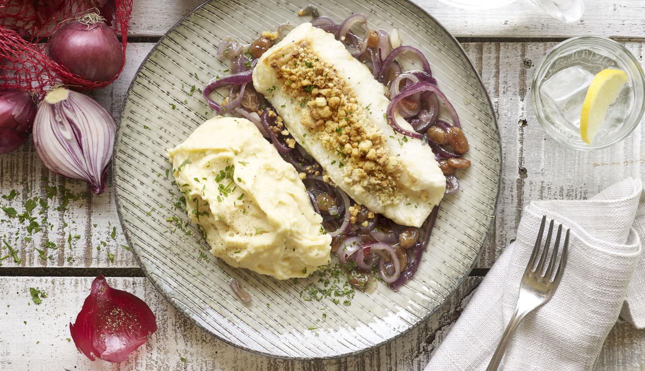 Bacalao en costra con cebolla confitada y puré de patatas
