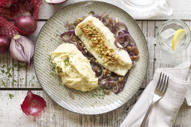Bacalao en costra con cebolla confitada y puré de patatas
