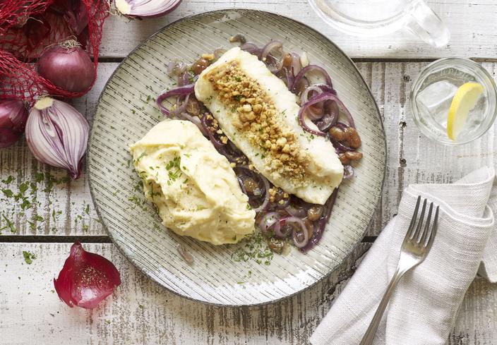 Bacalao en costra con cebolla confitada y puré de patatas