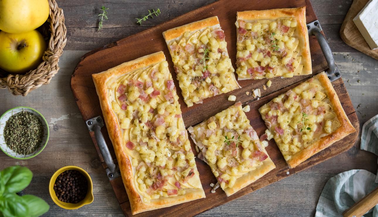 Tarta de manzana con queso brie y beicon