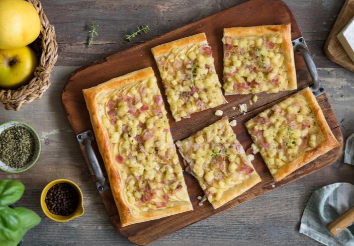 Tarta de manzana con queso brie y beicon
