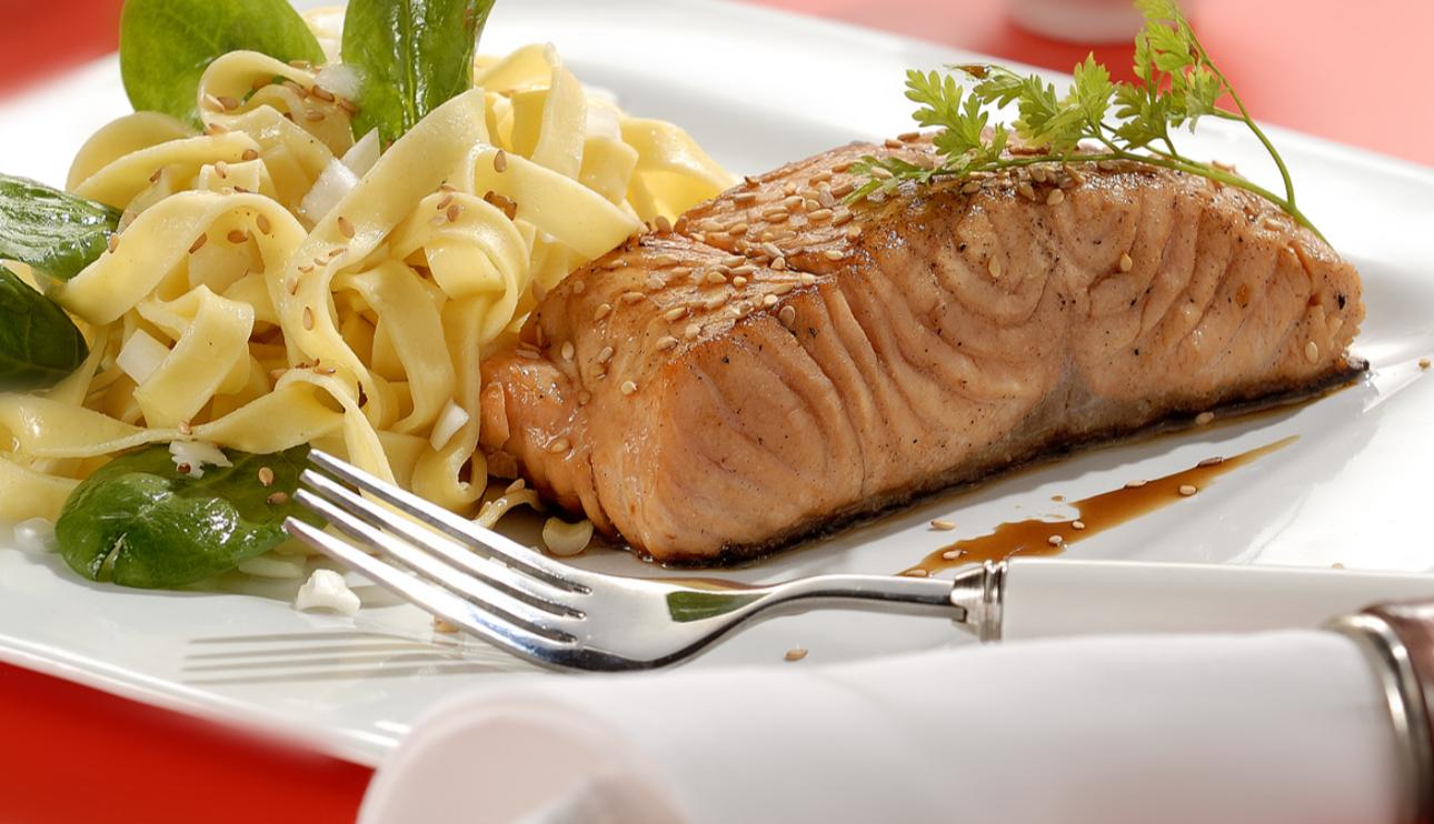 Salmón con Jugo Maggi y Tagliatelle