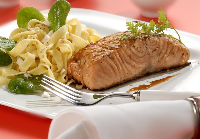 Salmón con Jugo Maggi y Tagliatelle
