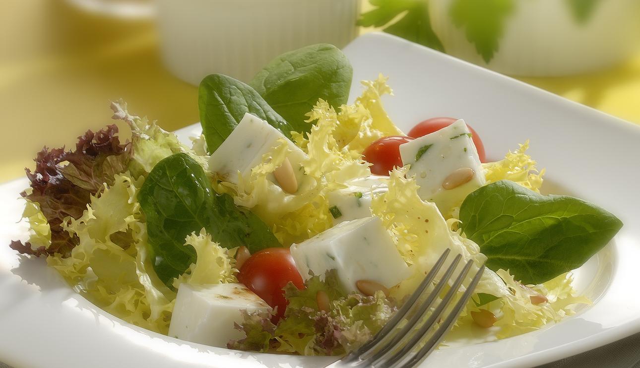 Ensalada con flan de yogur