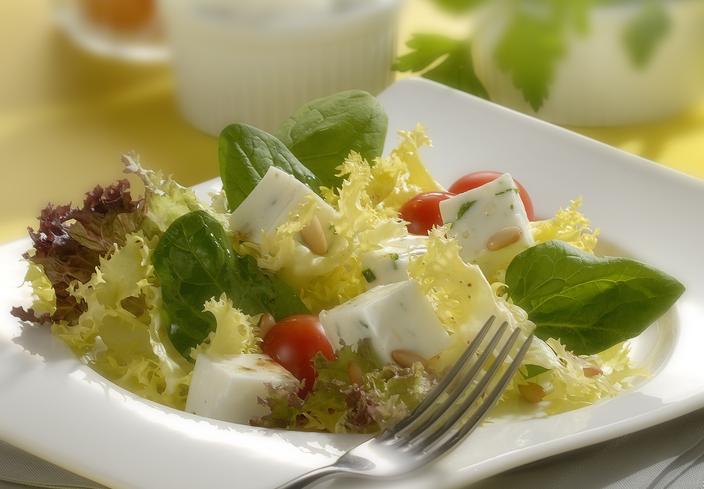 Ensalada con flan de yogur