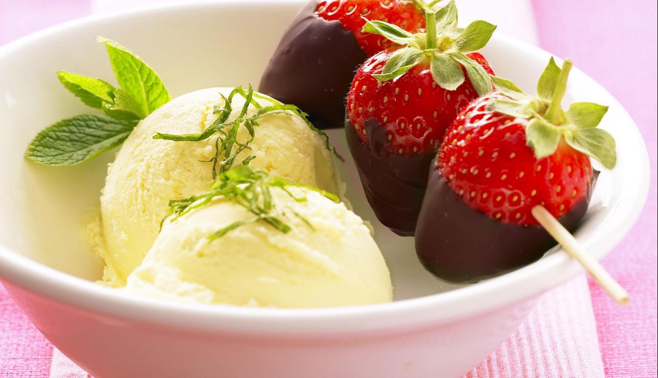 Fresones con chocolate y helado de vainilla