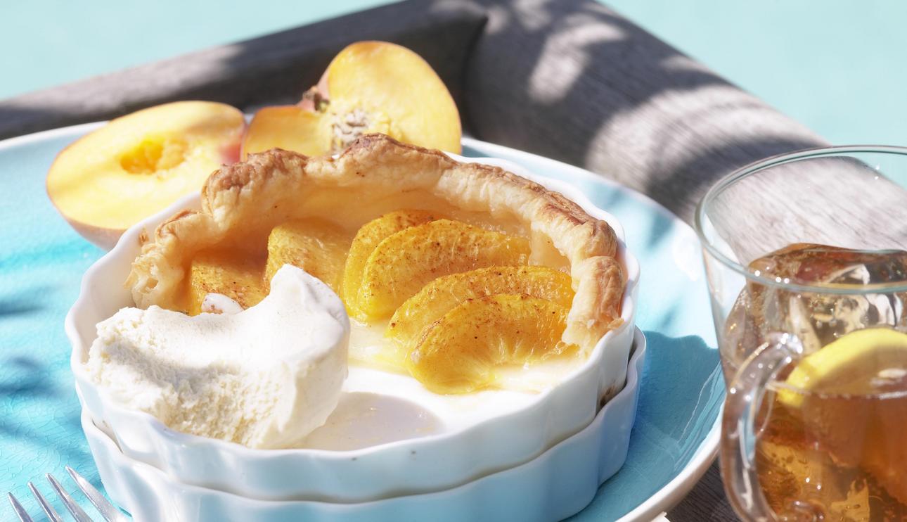 Hojaldre fino de melocotones con helado