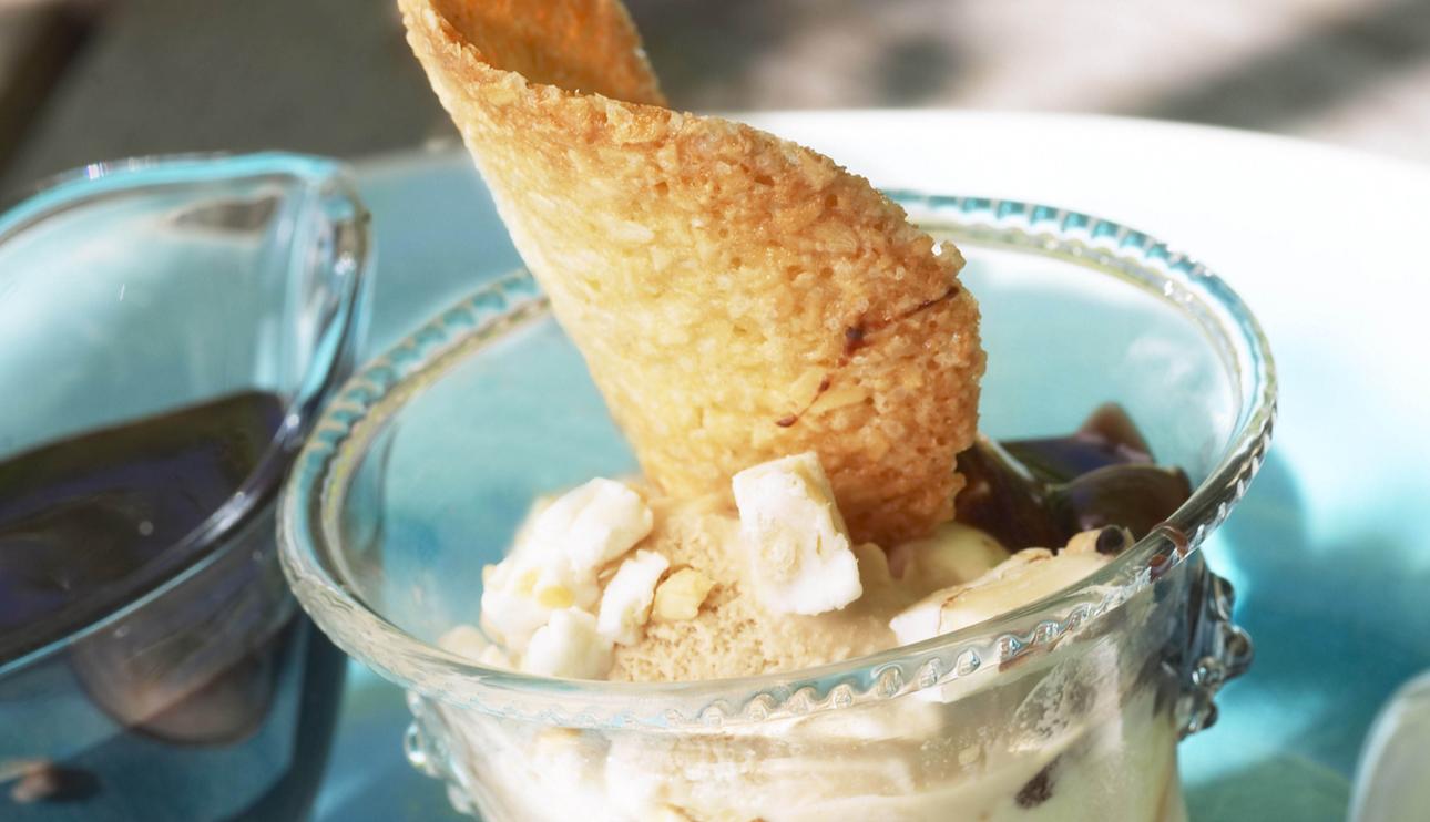 Helado de turrón con tejas