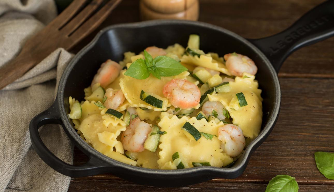 Ravioli de queso con calabacines y gambas